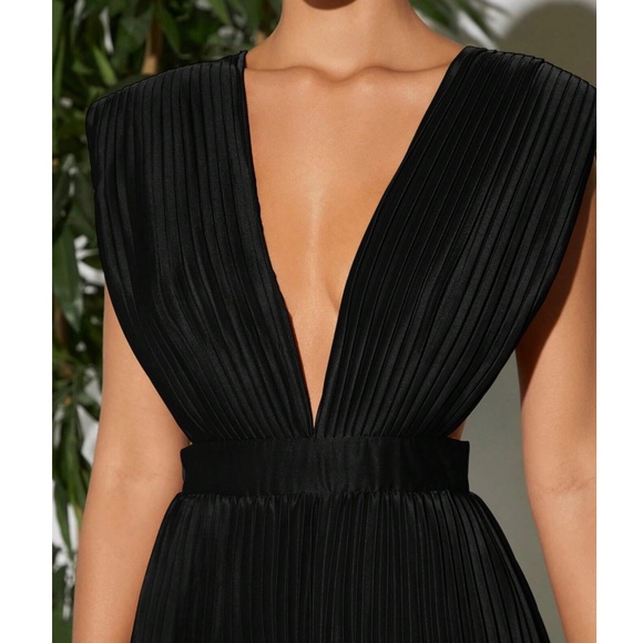 Luxe Plunging Neck Open Back Pleated Wide leg Jumpsuit - Picture 3 of 3